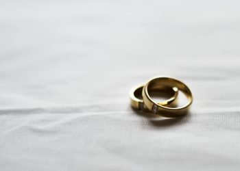 perbedaan cincin kawin dan tunangan